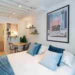 Beautiful Studio On The Most Prestigious Street Saint-Honore - Near Louvre, Amazing Location!