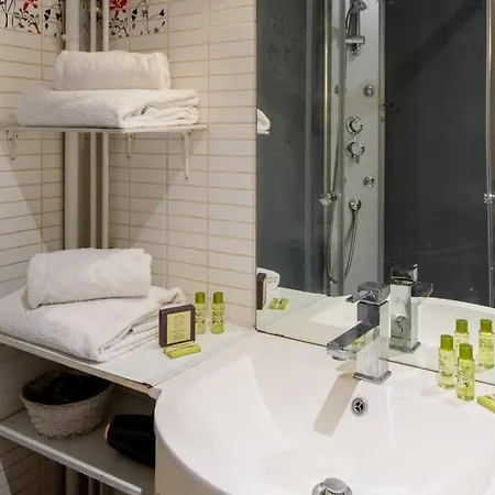 Beautiful Studio On The Most Prestigious Street Saint-Honore - Near Louvre, Amazing Location! * Parigi