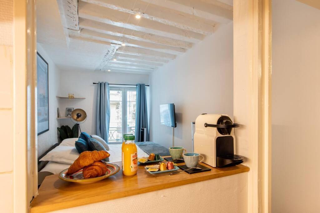 Beautiful Studio On The Most Prestigious Street Saint-Honore - Near Louvre, Amazing Location! Parigi