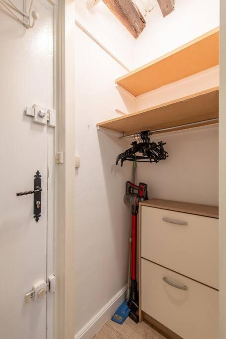 Beautiful Studio On The Most Prestigious Street Saint-Honore - Near Louvre, Amazing Location! Appartamento