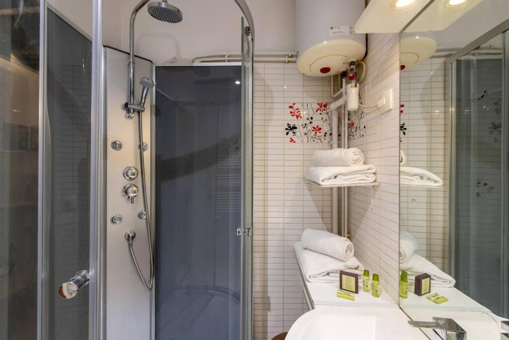 Beautiful Studio On The Most Prestigious Street Saint-Honore - Near Louvre, Amazing Location! Parigi