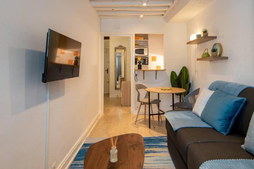 Appartamento Beautiful Studio On The Most Prestigious Street Saint-Honore - Near Louvre, Amazing Location! *