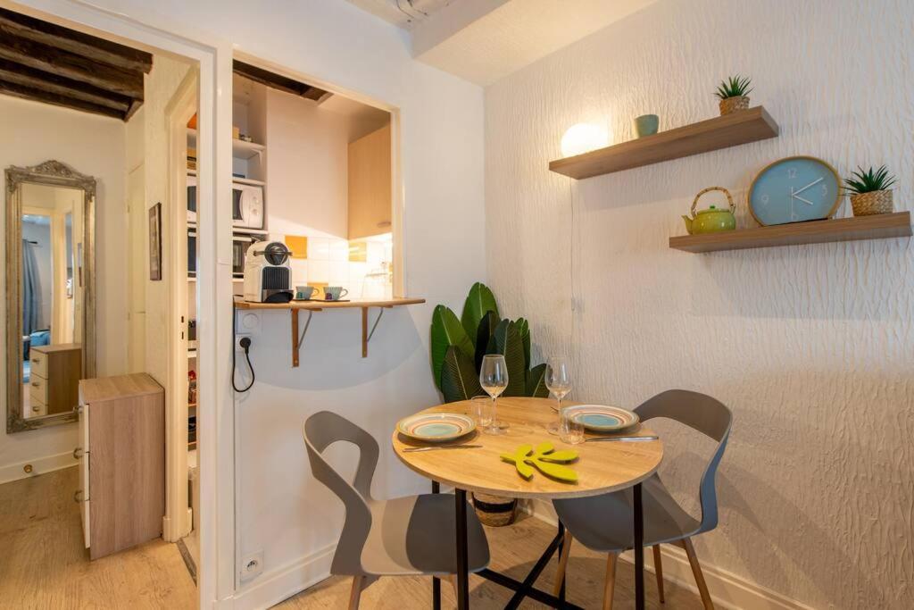 Beautiful Studio On The Most Prestigious Street Saint-Honore - Near Louvre, Amazing Location! Appartamento *