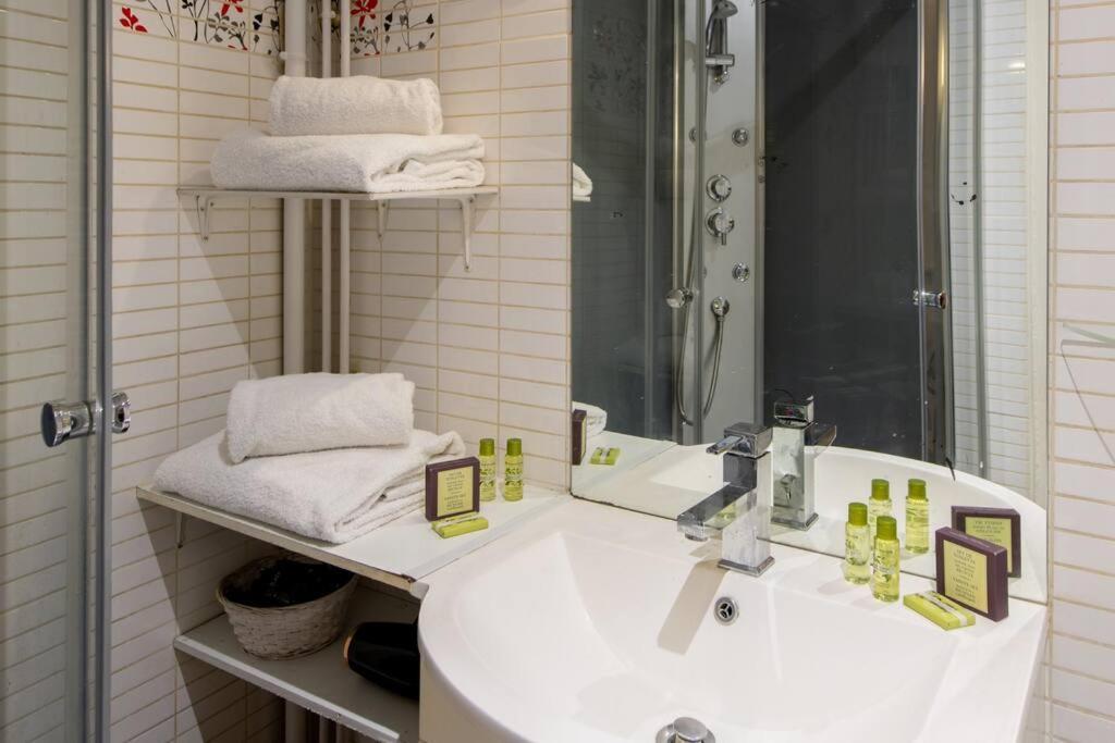 Beautiful Studio On The Most Prestigious Street Saint-Honore - Near Louvre, Amazing Location! * Parigi