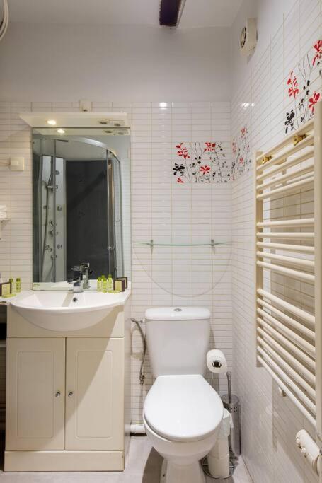 Beautiful Studio On The Most Prestigious Street Saint-Honore - Near Louvre, Amazing Location!