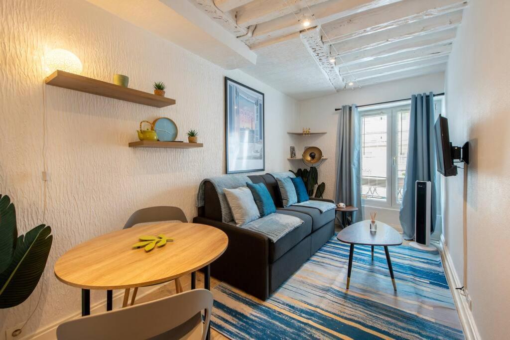 Appartamento Beautiful Studio On The Most Prestigious Street Saint-Honore - Near Louvre, Amazing Location!